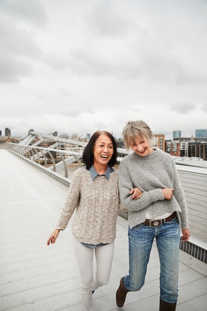 Medium shot vrouwen die samen lopen