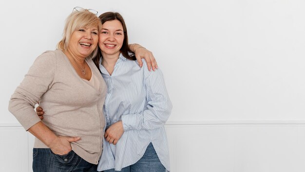 Medium shot vrouwen die samen poseren