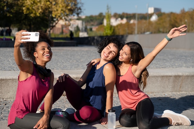 Medium shot vrouwen die samen poseren