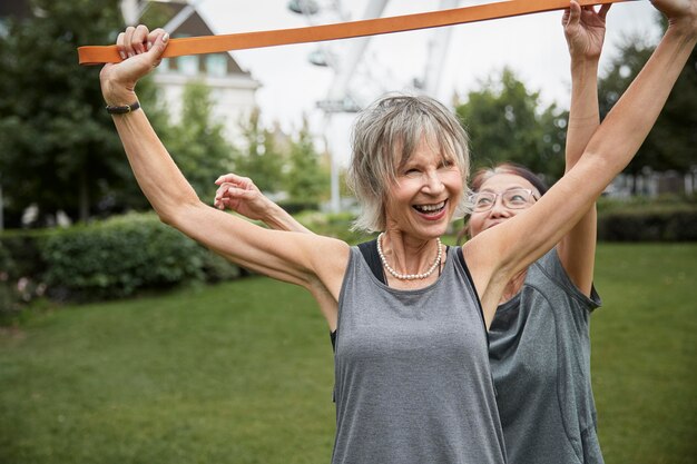 Medium shot vrouwen die samen trainen