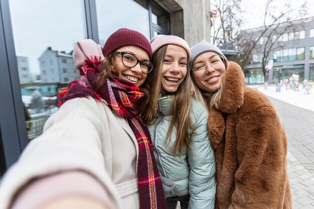 Gratis foto medium shot vrouwen die selfie maken