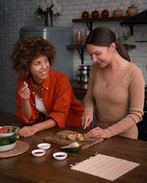 Gratis foto medium shot vrouwen die sushi leren maken