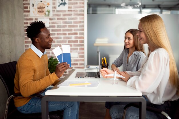 Medium shot vrouwen en reisbureau