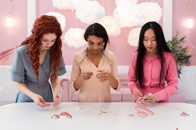 Medium shot vrouwen maken zich klaar voor een feestje