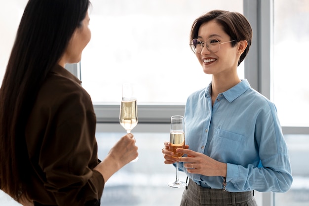 Medium shot vrouwen met drankjes aan het kletsen