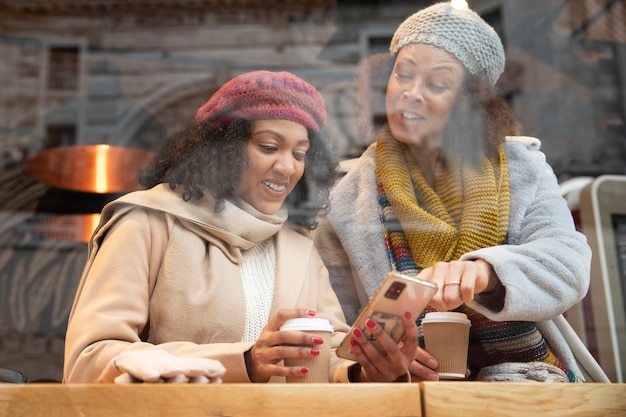 Medium shot vrouwen met koffie