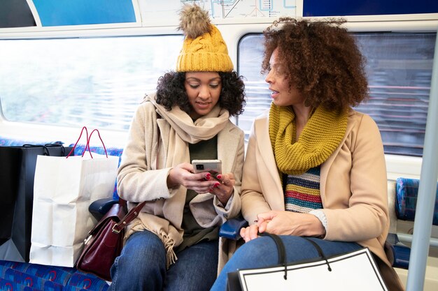 Medium shot vrouwen met smartphone