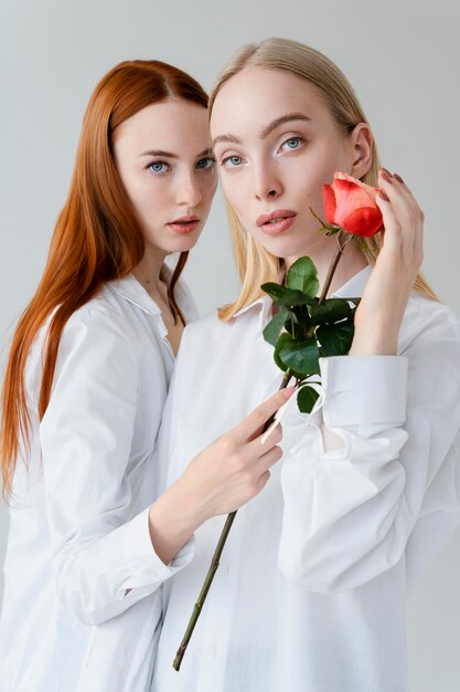 Medium shot vrouwen poseren met roos