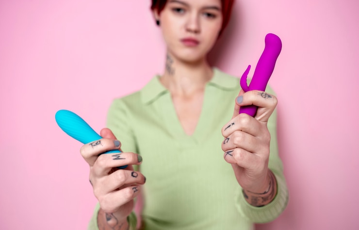 Gratis Foto medium shot wazige vrouw met vibrators