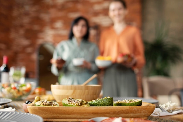 Gratis foto medium shot wazige vrouwen met eten