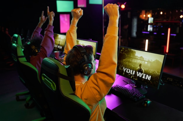 Medium shot zegevierende gamers winnen