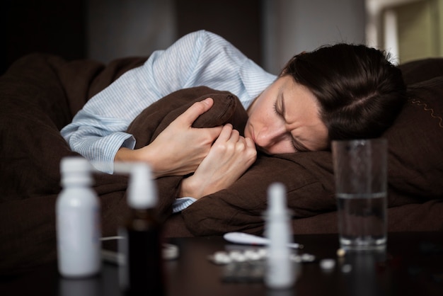 Medium shot zieke vrouw in bed