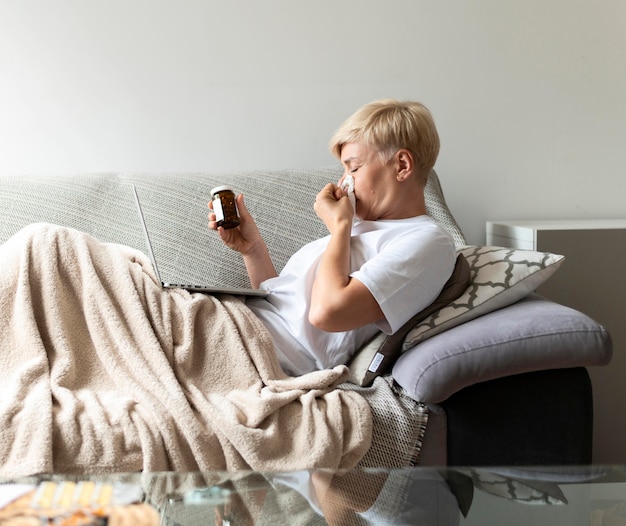 Medium shot zieke vrouw met pillen