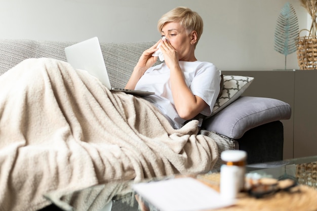 Medium shot zieke vrouw met tissue