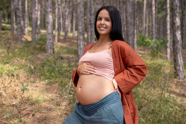 Medium shot zwangere vrouw in bos