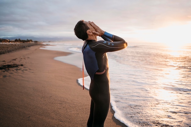 Gratis foto medium shot zwemmer op het strand