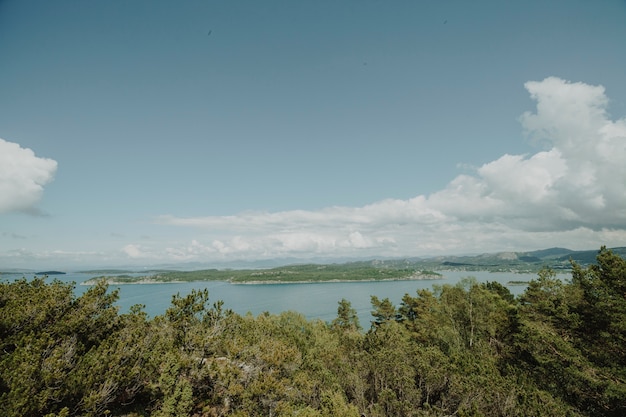 Gratis foto meer omgeven door rotsachtig landschap