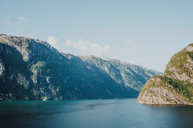 Meer omgeven door rotsachtig landschap