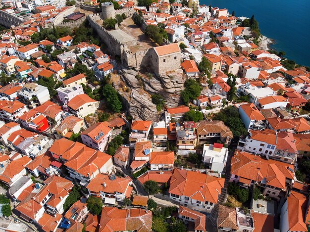 Meerdere gebouwen met oranje daken en fort, Kavala, Griekenland