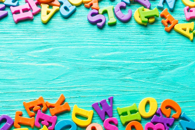 Meerdere gekleurde letters op houten tafel