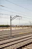 Gratis foto meerdere spoorbanen in een zonnige dag