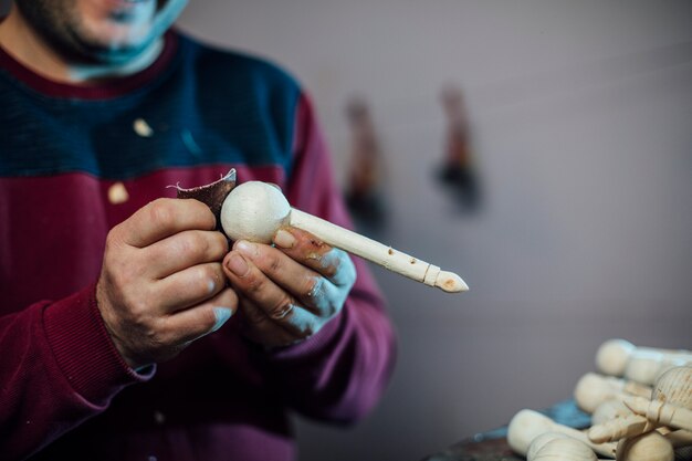 Meester die houten figuren pelt. Hoge kwaliteit foto