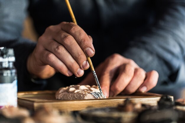 Meester schilderen van een gesso-sculptuur. Hoge kwaliteit foto