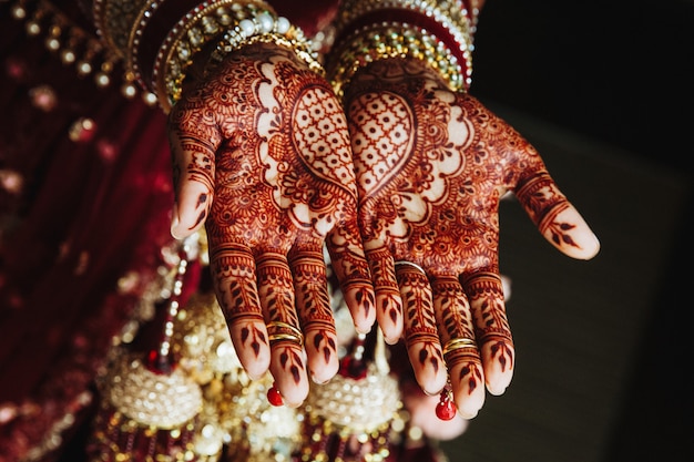 Mehndi bruiloft sieraad op de handen getekend door henna