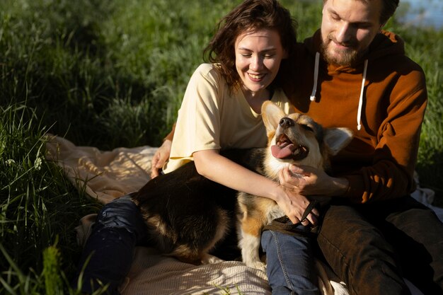 Meidum schoot man en vrouw neer met schattige hond