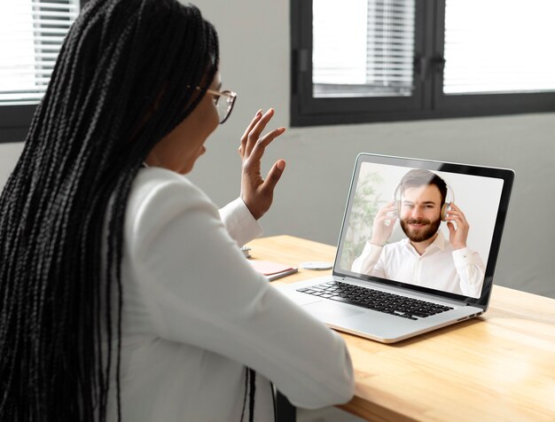 Meidum schoot vrouw videocall neer