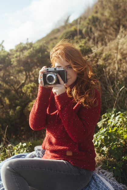 Meisje Aan De Kust Met Een Vintage Camera