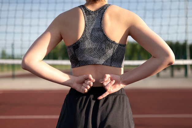 Gratis foto meisje aan het volleyballen