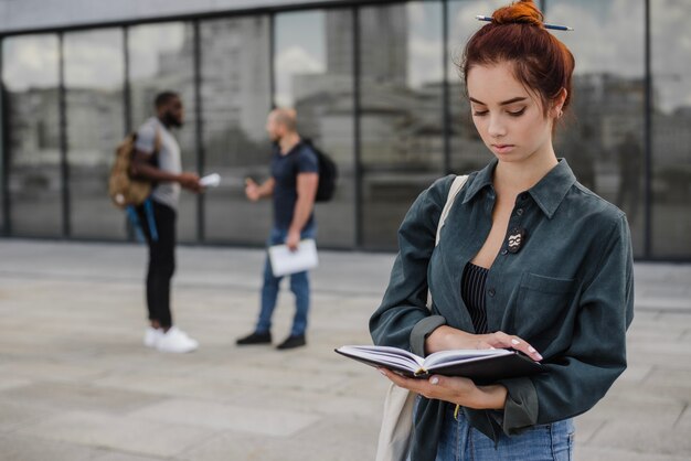 Meisje bedrijf boek lezen staan