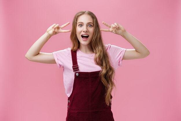 Meisje blijft positief tillen na vallende charmante zorgeloze vriendelijk ogende jonge vrouw met kleine...