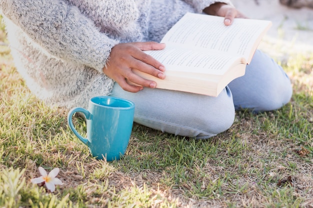 Meisje buiten het lezen met kop