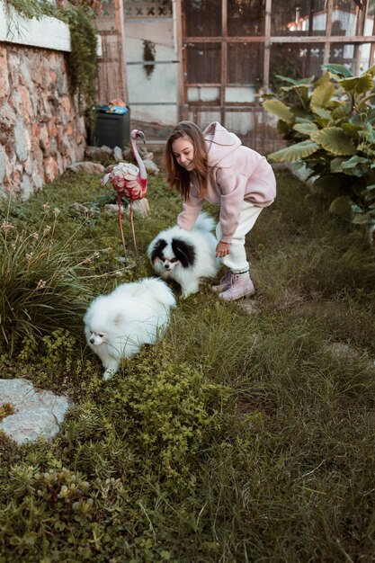 Meisje buiten spelen met haar honden