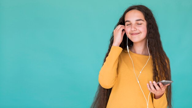 Meisje dat aan muziek met exemplaarruimte luistert