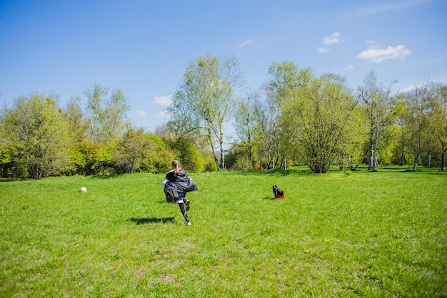 Meisje dat achter de bal loopt