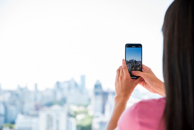 Meisje dat beeld van landschap neemt