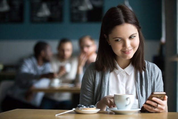 Meisje dat dessert bekijkt dat door kerels wordt bevolen die in koffie flirten