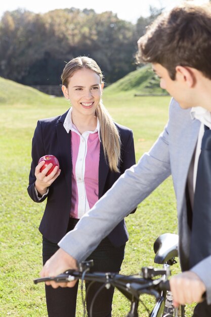 Meisje dat een appel en lachend op haar partner