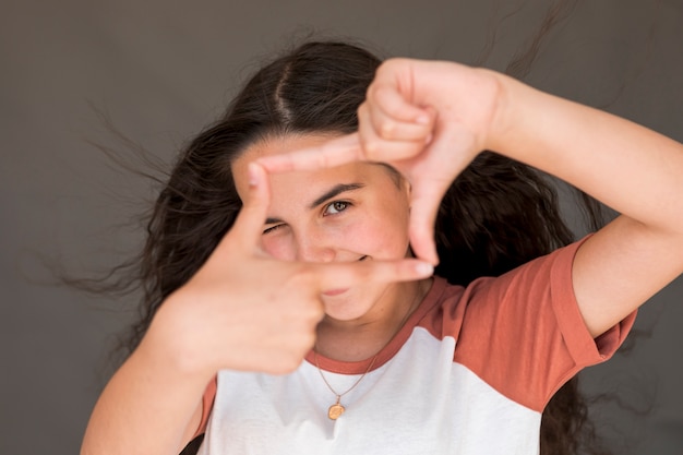 Meisje dat een frame met haar vingers maakt