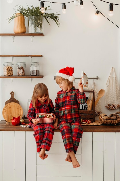 Meisje dat een geschenk van haar broer ontvangt