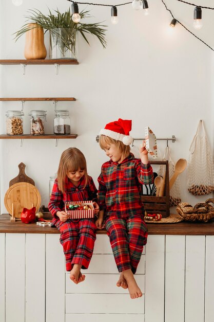 Meisje dat een geschenk van haar broer ontvangt