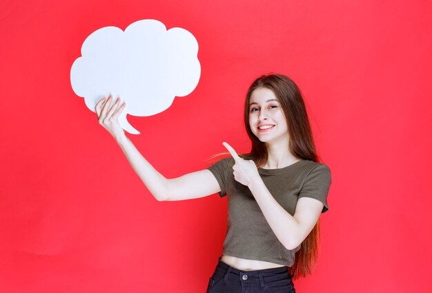 Meisje dat een infobord in de vorm van een wolk vasthoudt en presenteert.