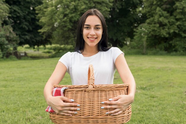 Meisje dat een picknickmand houdt