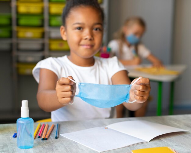 Meisje dat haar medisch masker houdt