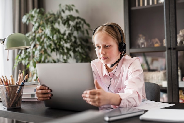 Meisje dat haar online lessen op een tablet doet