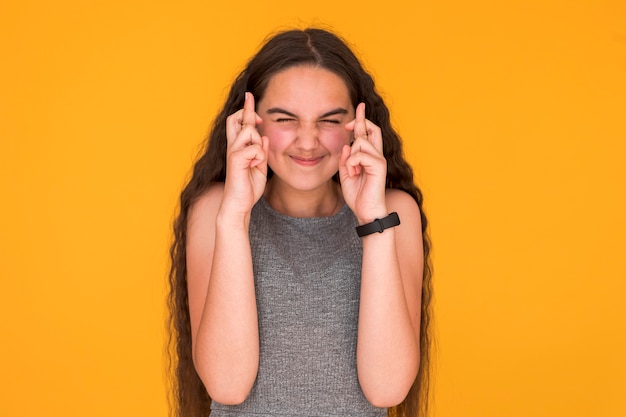 Gratis foto meisje dat haar vingers kruist