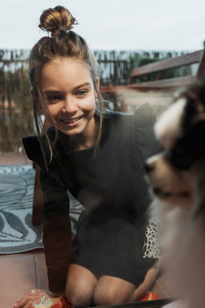 Gratis foto meisje dat haar witte puppy bekijkt